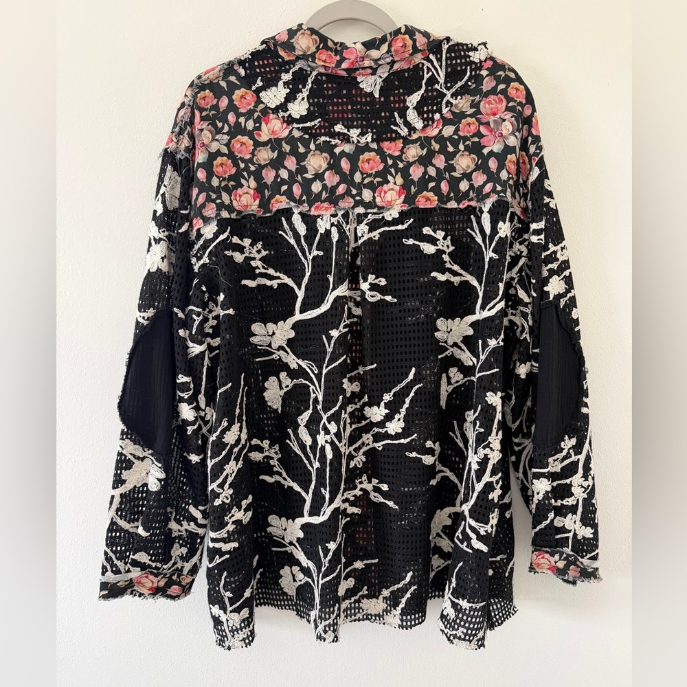 ✨NWT- POL Carly Crochet Patchwork Laser Cut Floral Button down shirt size large - Picture 3 of 10